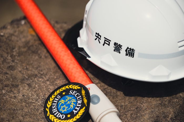 置かれたヘルメットと誘導棒