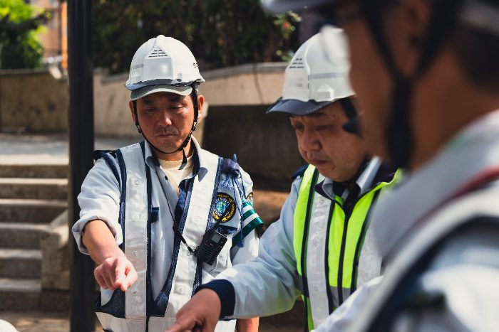 現場で朝礼をする警備スタッフ